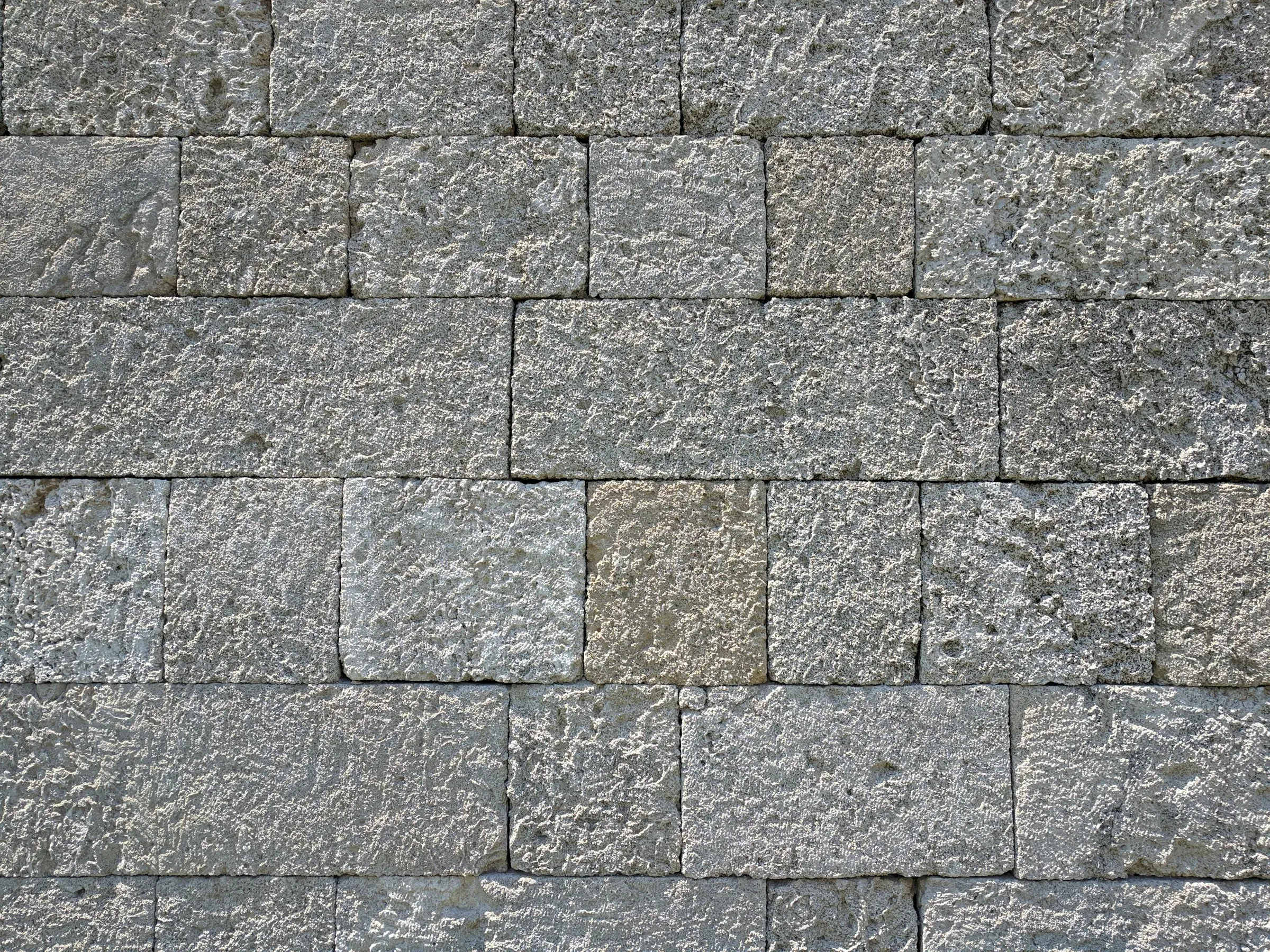 Mur de peces amb superfície abuixardada