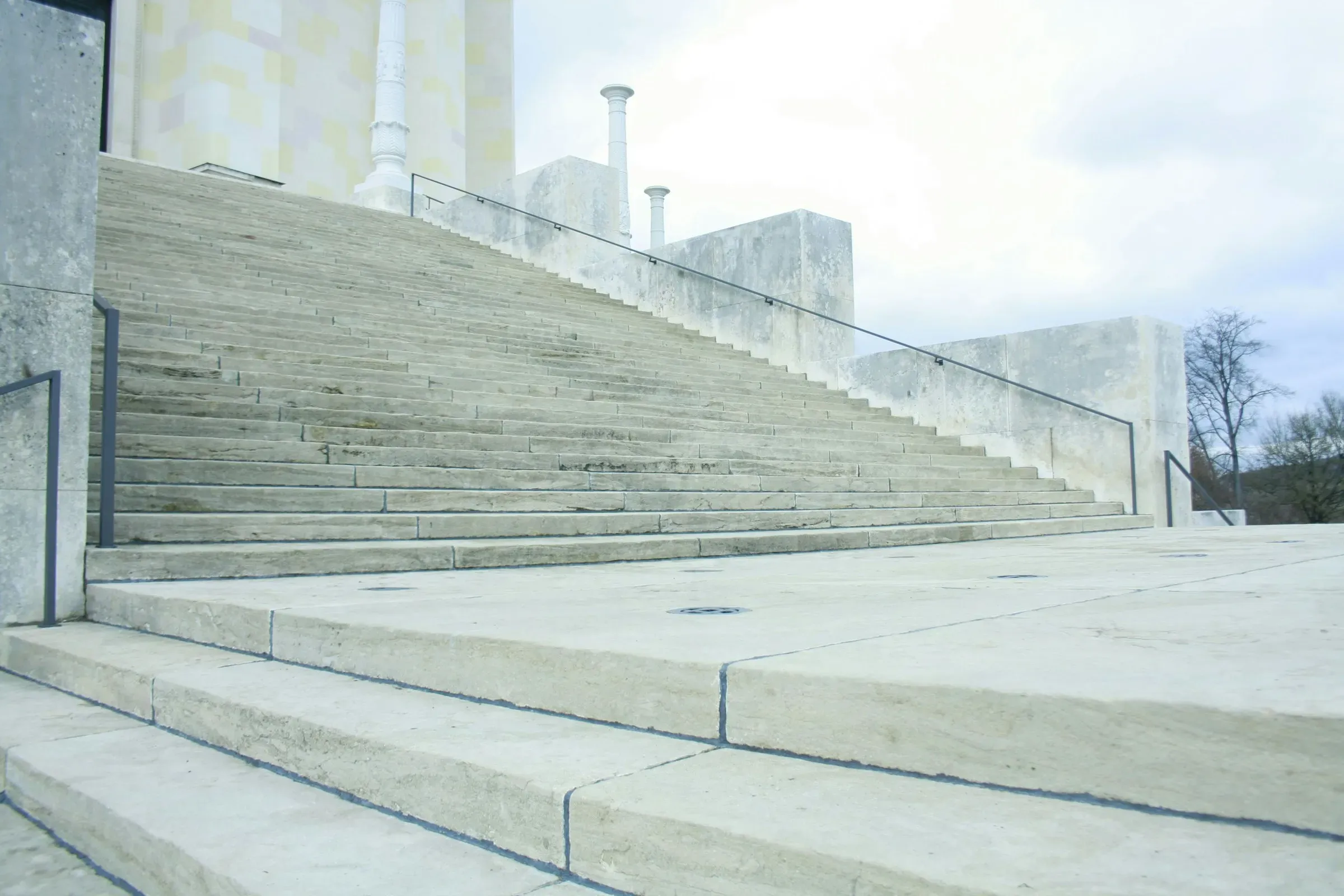 Grades monumentals de pedra clara