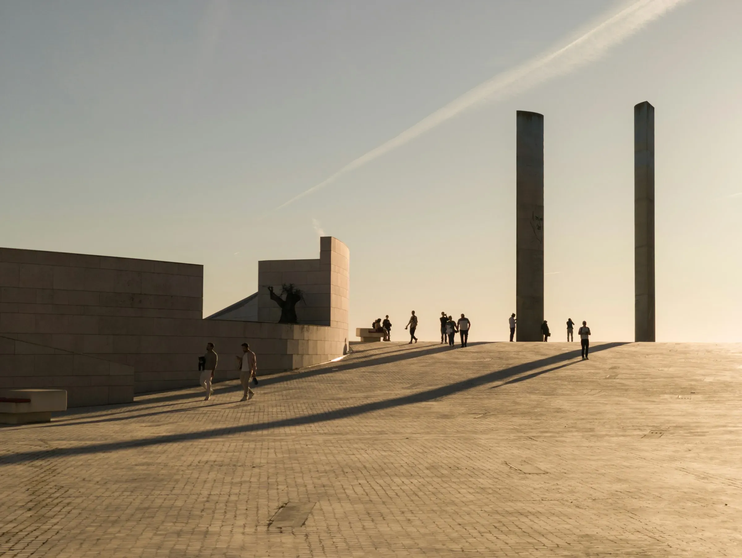Plaça pavimentada amb pedra i dos monòlits