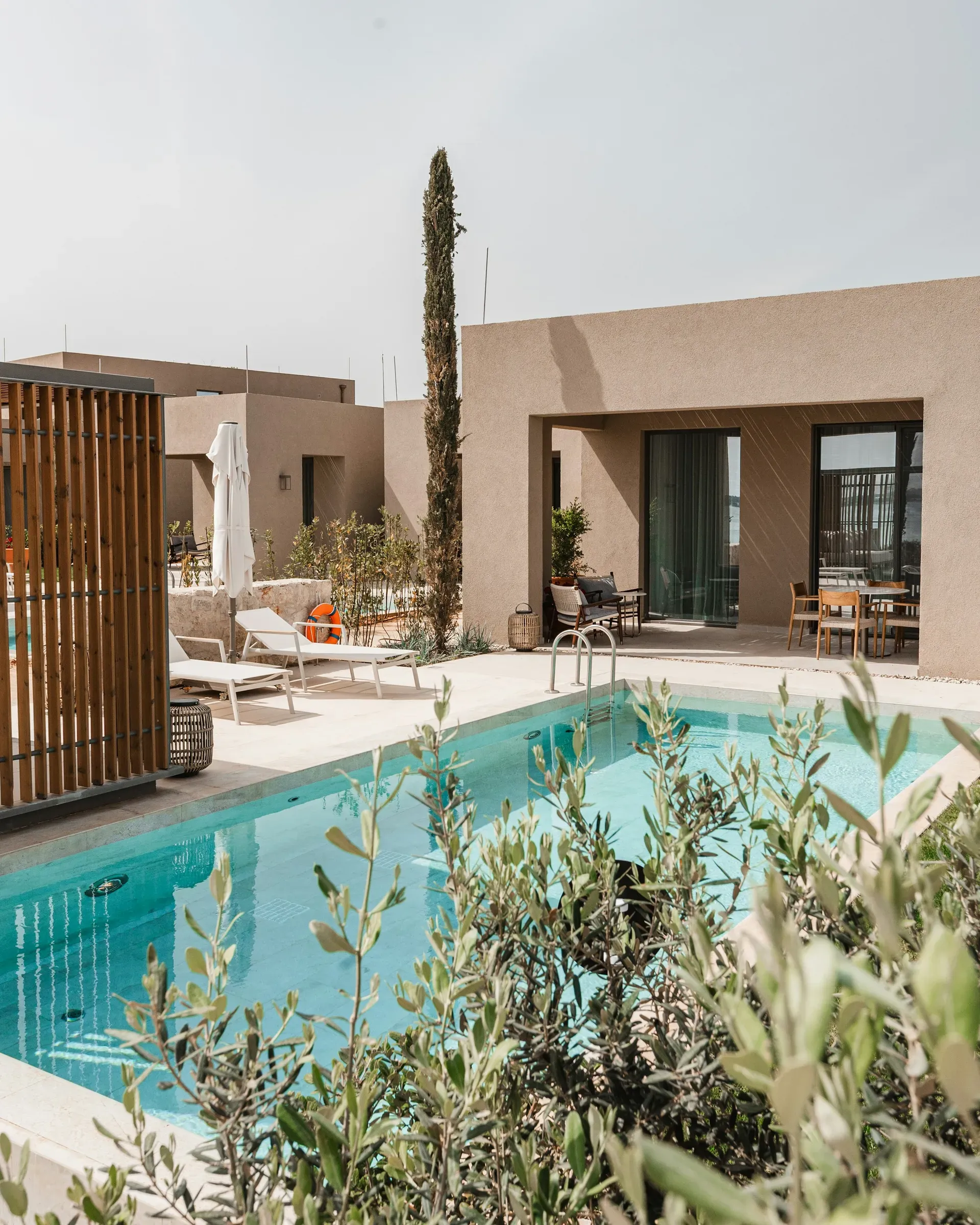 Volums baixos al voltant de la piscina