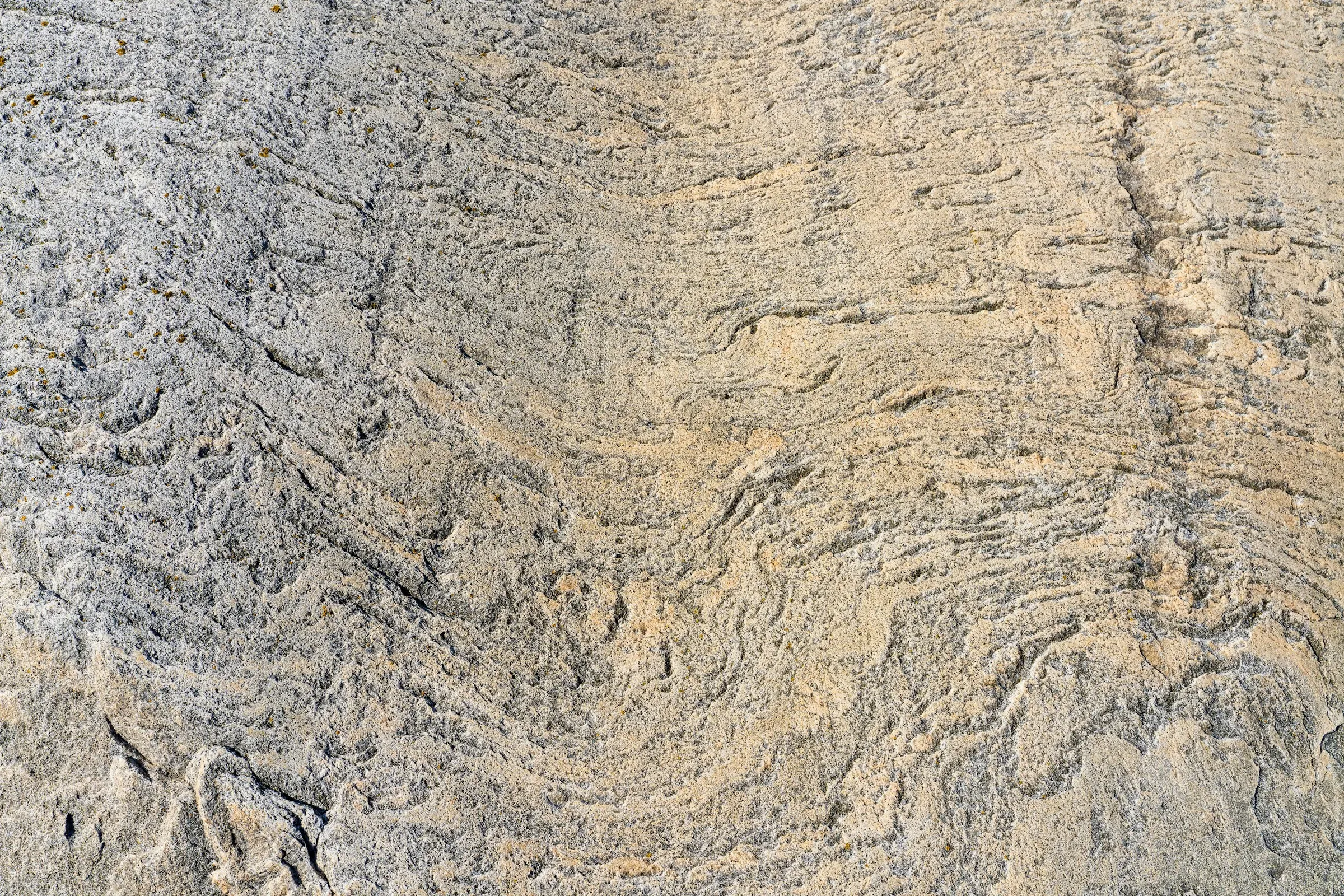 Primer pla de pedra grisa i bruna amb estrats
